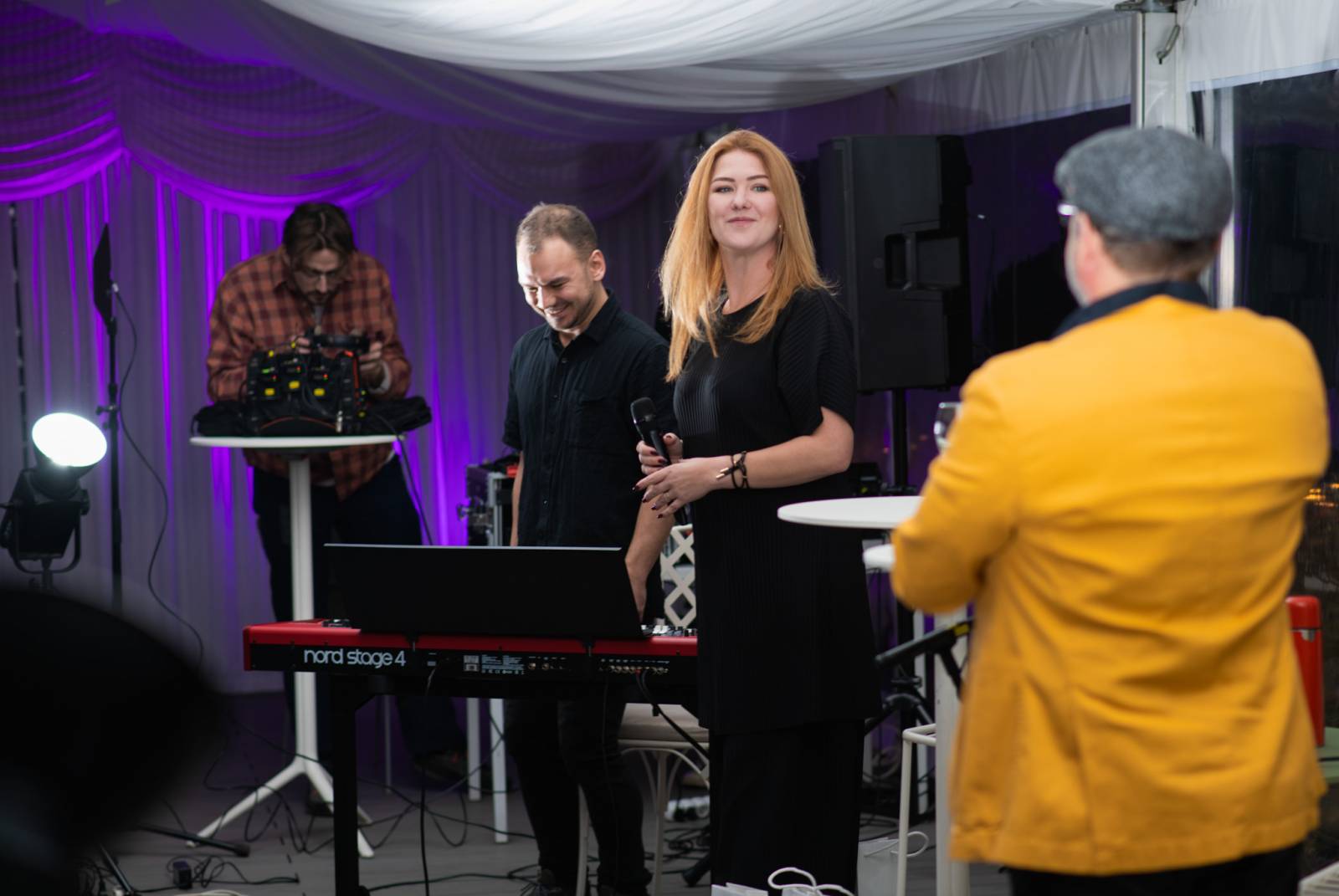 Talkshow U Aleše na střeše poprvé naživo. Publikum bavili Michael Kocáb s dcerou Natálií, Marie Rottrová, Debbi i Ondřej Ruml