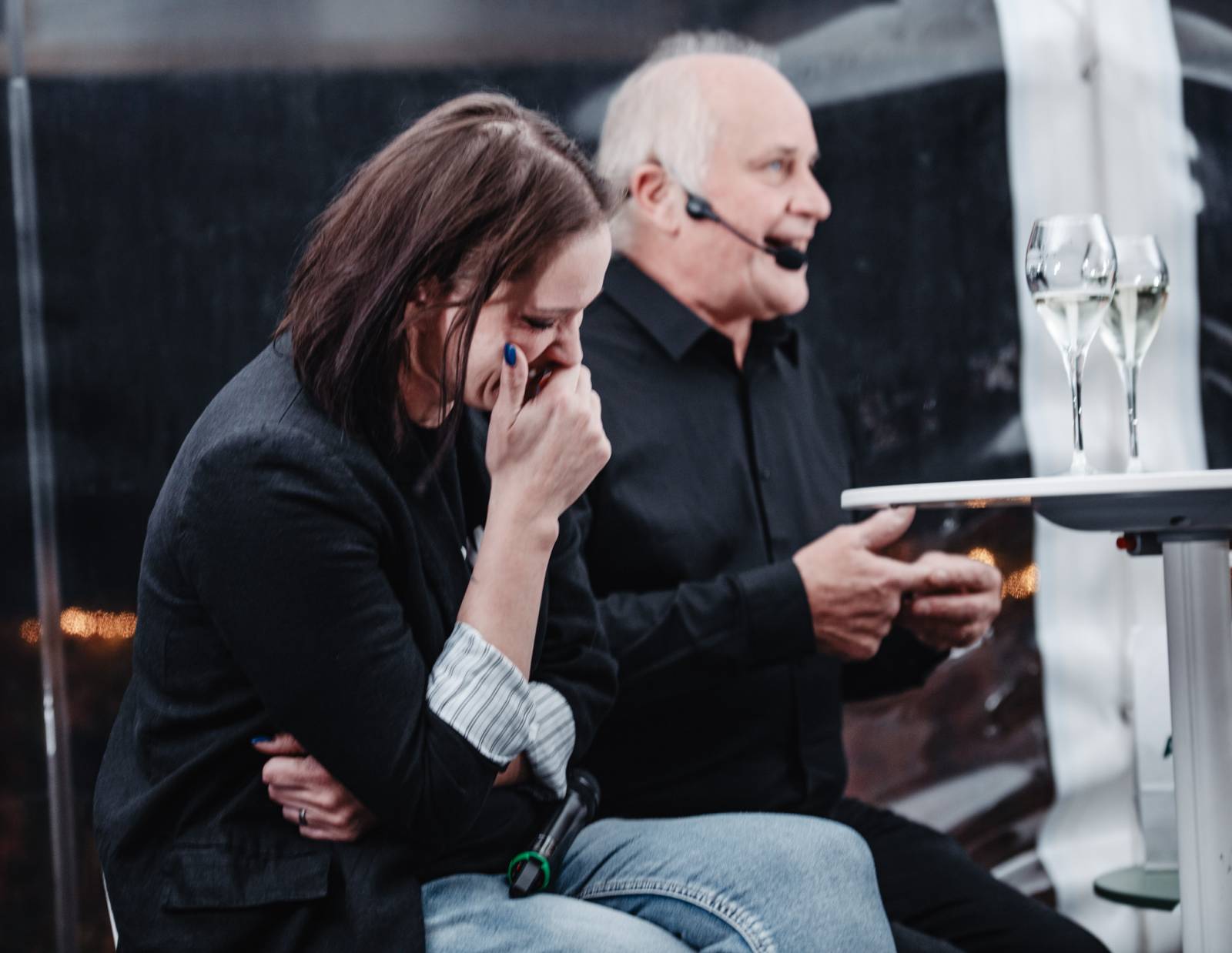 Talkshow U Aleše na střeše poprvé naživo. Publikum bavili Michael Kocáb s dcerou Natálií, Marie Rottrová, Debbi i Ondřej Ruml