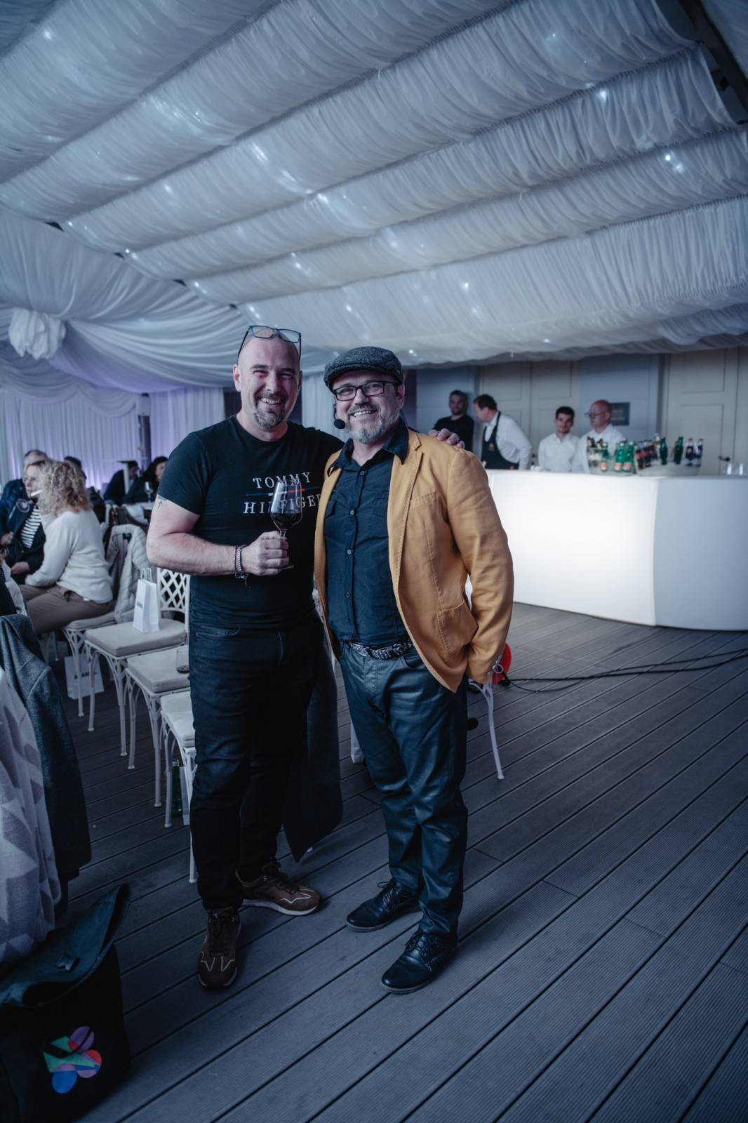 Talkshow U Aleše na střeše poprvé naživo. Publikum bavili Michael Kocáb s dcerou Natálií, Marie Rottrová, Debbi i Ondřej Ruml