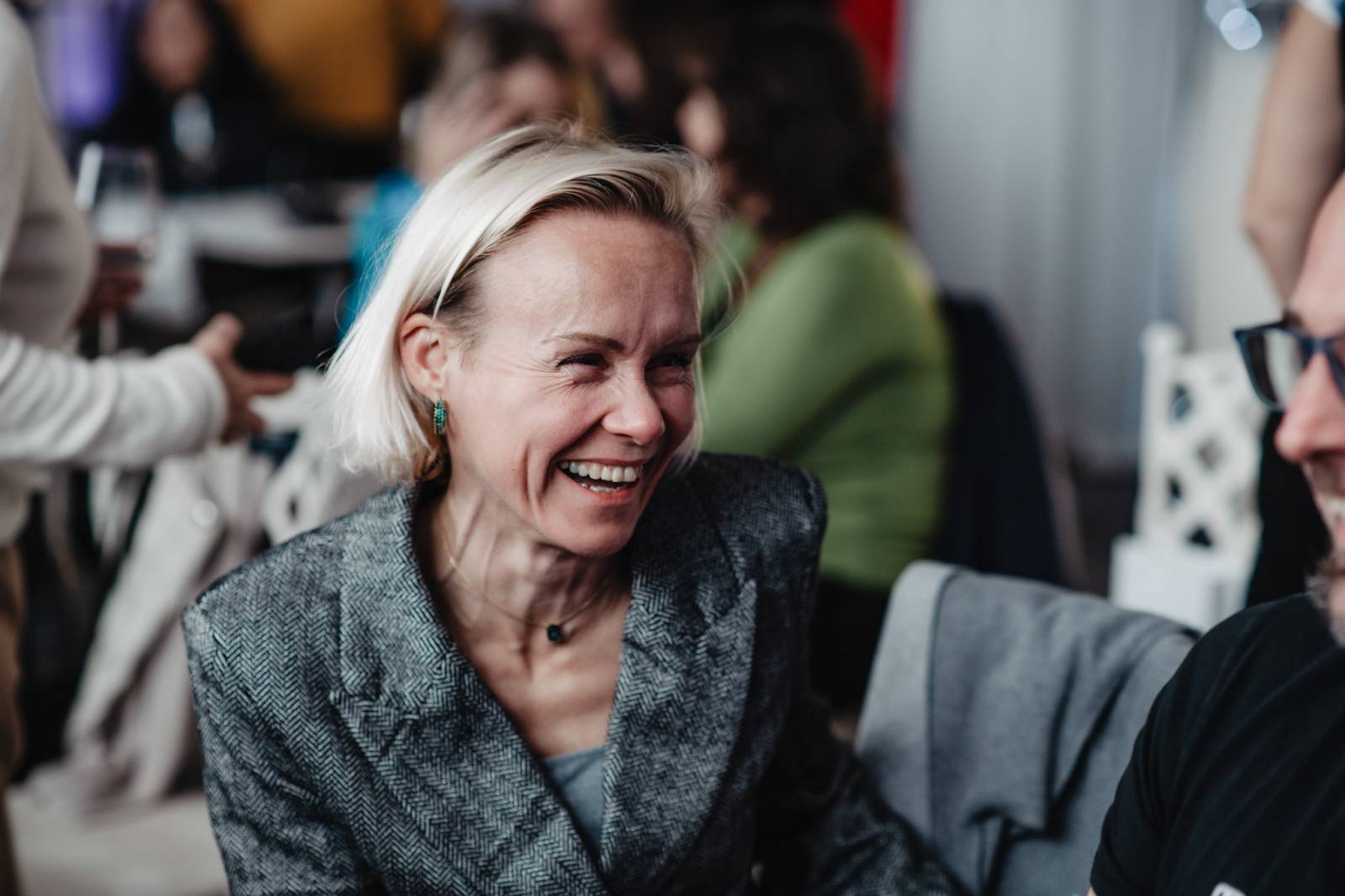 Talkshow U Aleše na střeše poprvé naživo. Publikum bavili Michael Kocáb s dcerou Natálií, Marie Rottrová, Debbi i Ondřej Ruml