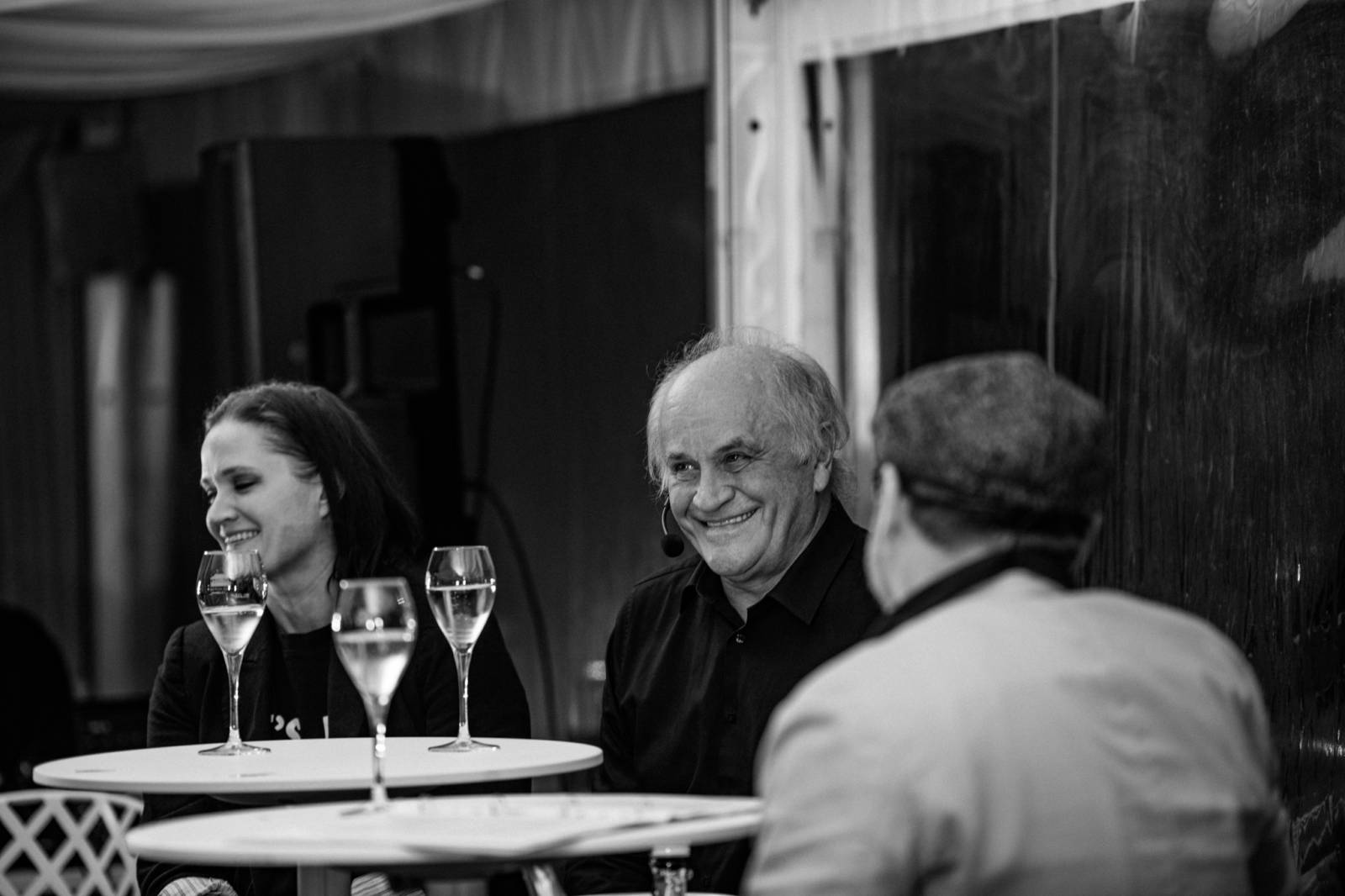 Talkshow U Aleše na střeše poprvé naživo. Publikum bavili Michael Kocáb s dcerou Natálií, Marie Rottrová, Debbi i Ondřej Ruml