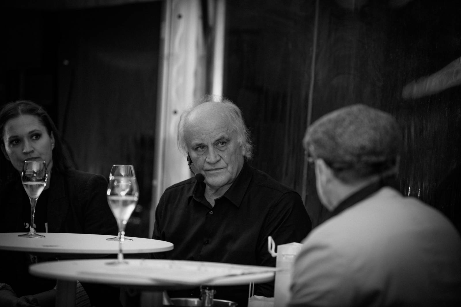 Talkshow U Aleše na střeše poprvé naživo. Publikum bavili Michael Kocáb s dcerou Natálií, Marie Rottrová, Debbi i Ondřej Ruml