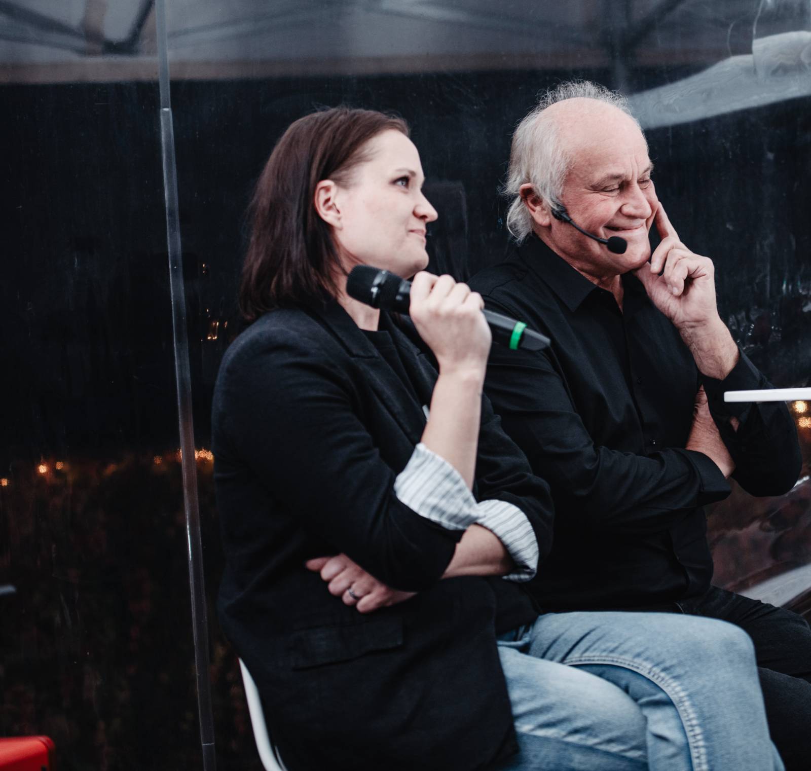 Talkshow U Aleše na střeše poprvé naživo. Publikum bavili Michael Kocáb s dcerou Natálií, Marie Rottrová, Debbi i Ondřej Ruml