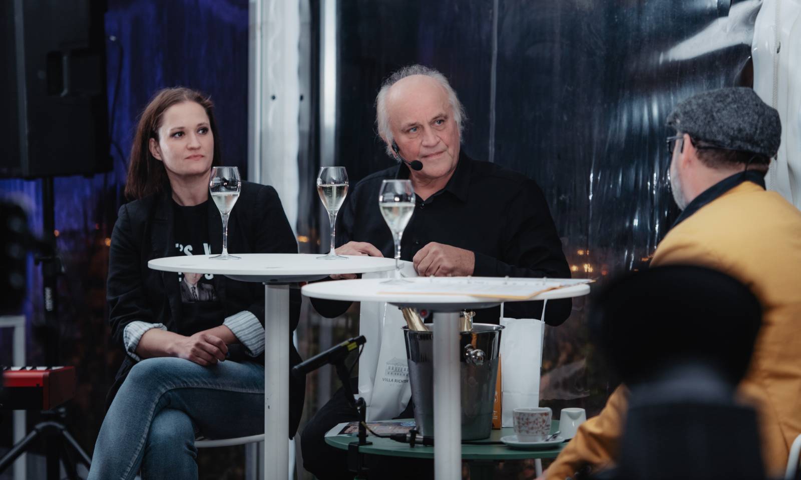 Talkshow U Aleše na střeše poprvé naživo. Publikum bavili Michael Kocáb s dcerou Natálií, Marie Rottrová, Debbi i Ondřej Ruml