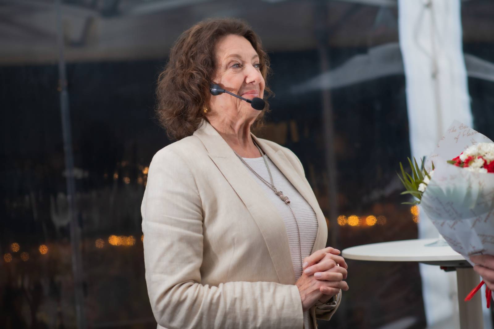 Talkshow U Aleše na střeše poprvé naživo. Publikum bavili Michael Kocáb s dcerou Natálií, Marie Rottrová, Debbi i Ondřej Ruml