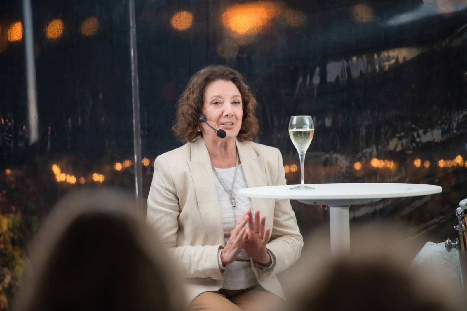 Talkshow U Aleše na střeše poprvé naživo. Publikum bavili Michael Kocáb s dcerou Natálií, Marie Rottrová, Debbi i Ondřej Ruml