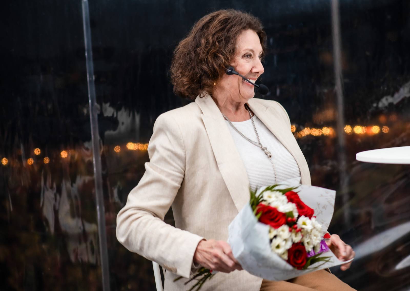 Talkshow U Aleše na střeše poprvé naživo. Publikum bavili Michael Kocáb s dcerou Natálií, Marie Rottrová, Debbi i Ondřej Ruml