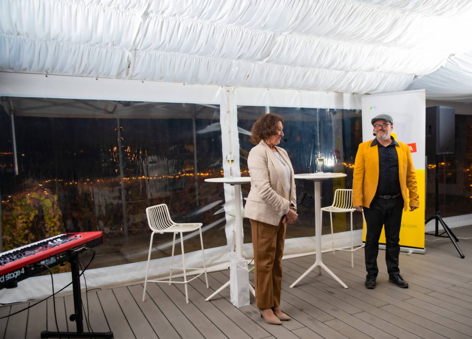 Talkshow U Aleše na střeše poprvé naživo. Publikum bavili Michael Kocáb s dcerou Natálií, Marie Rottrová, Debbi i Ondřej Ruml