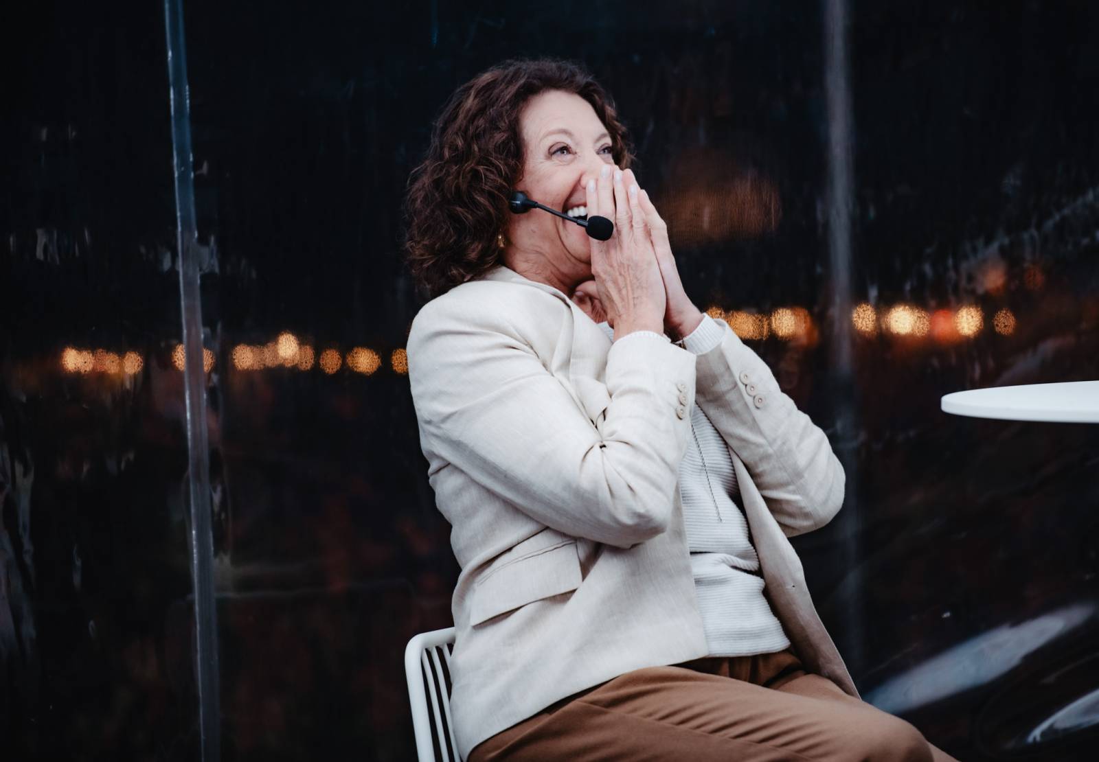 Talkshow U Aleše na střeše poprvé naživo. Publikum bavili Michael Kocáb s dcerou Natálií, Marie Rottrová, Debbi i Ondřej Ruml