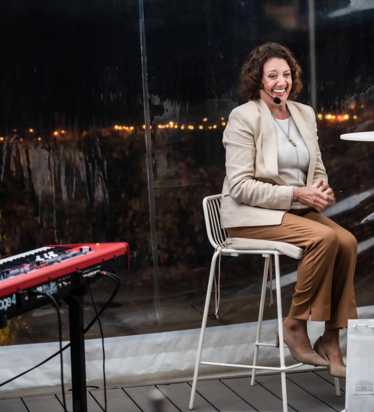 Talkshow U Aleše na střeše poprvé naživo. Publikum bavili Michael Kocáb s dcerou Natálií, Marie Rottrová, Debbi i Ondřej Ruml