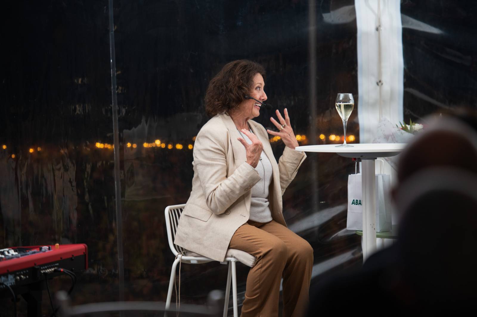 Talkshow U Aleše na střeše poprvé naživo. Publikum bavili Michael Kocáb s dcerou Natálií, Marie Rottrová, Debbi i Ondřej Ruml