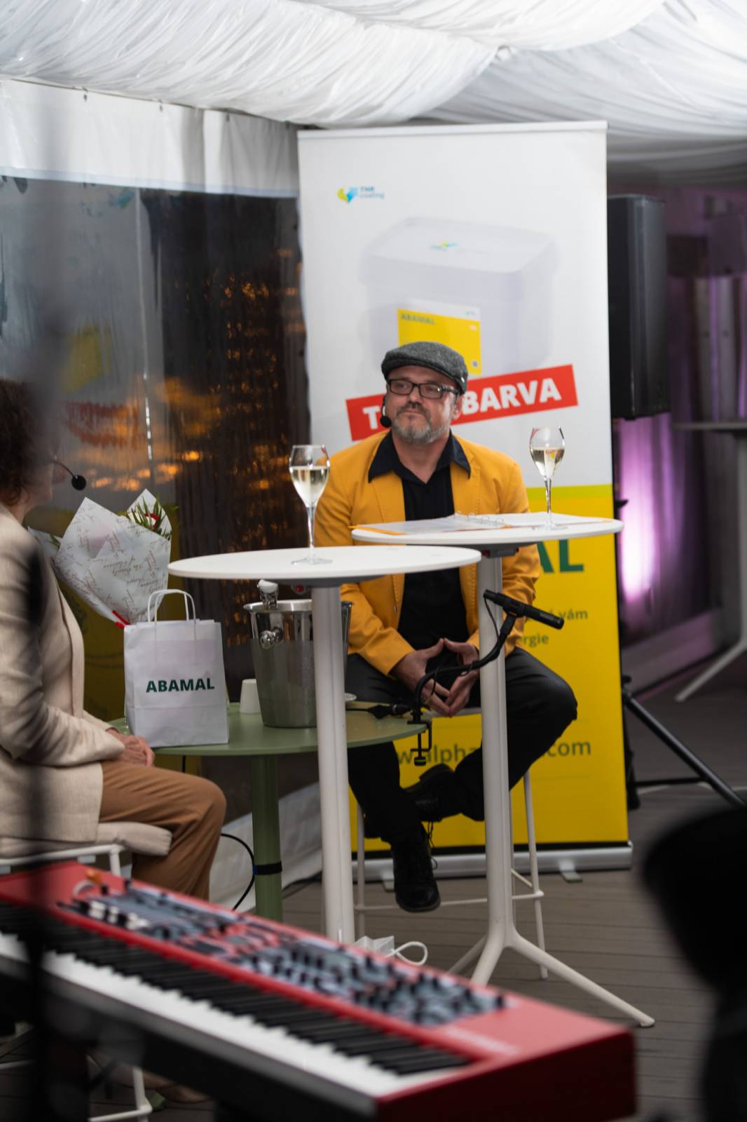 Talkshow U Aleše na střeše poprvé naživo. Publikum bavili Michael Kocáb s dcerou Natálií, Marie Rottrová, Debbi i Ondřej Ruml