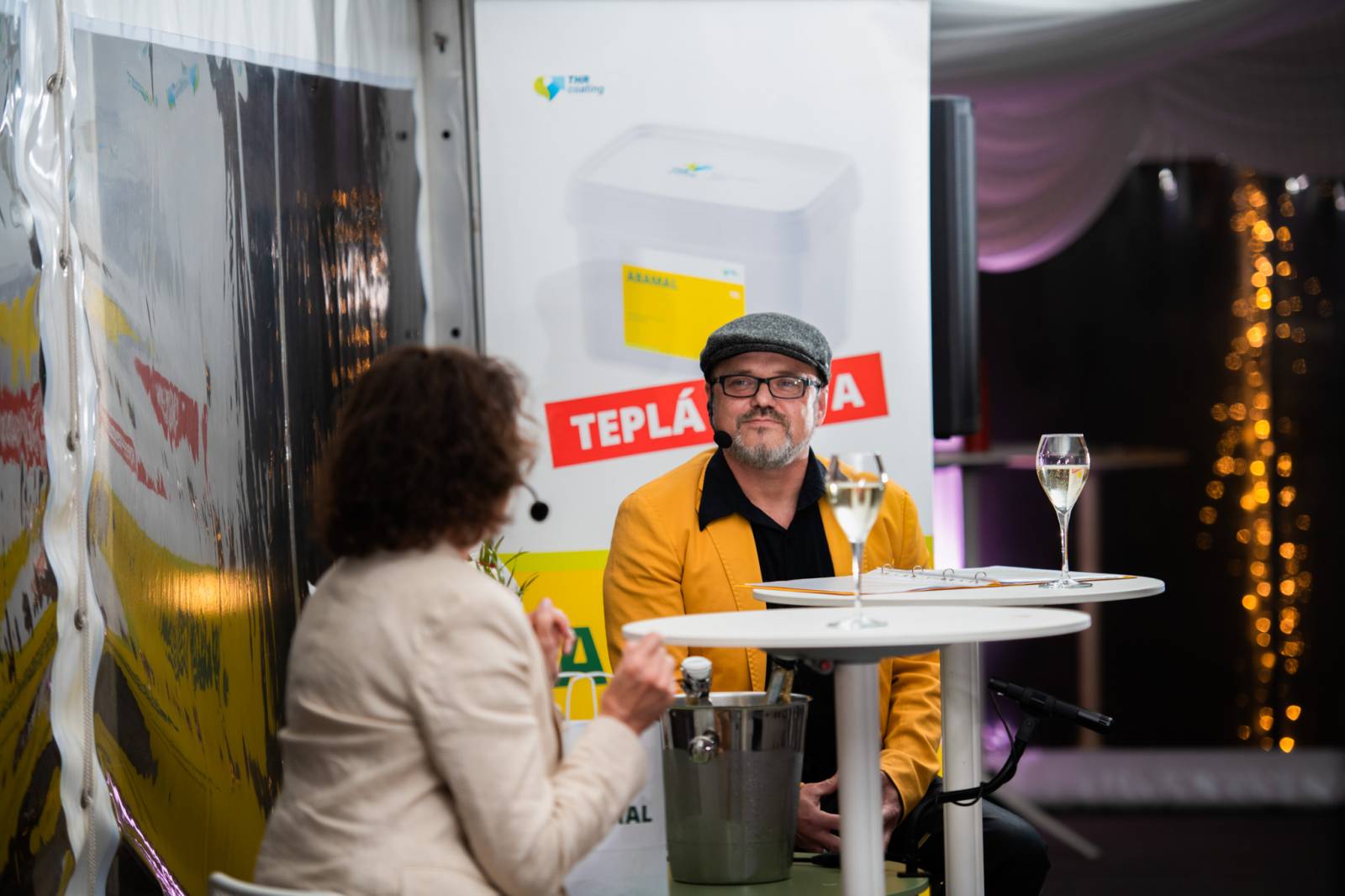 Talkshow U Aleše na střeše poprvé naživo. Publikum bavili Michael Kocáb s dcerou Natálií, Marie Rottrová, Debbi i Ondřej Ruml