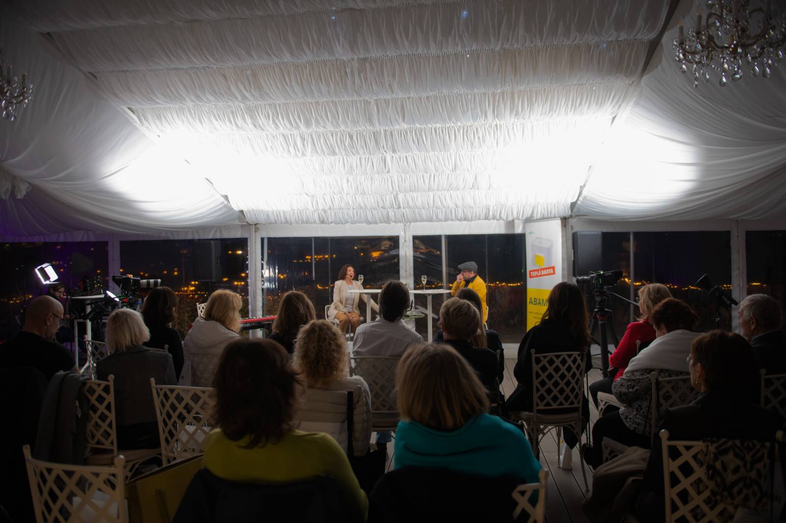 Talkshow U Aleše na střeše poprvé naživo. Publikum bavili Michael Kocáb s dcerou Natálií, Marie Rottrová, Debbi i Ondřej Ruml