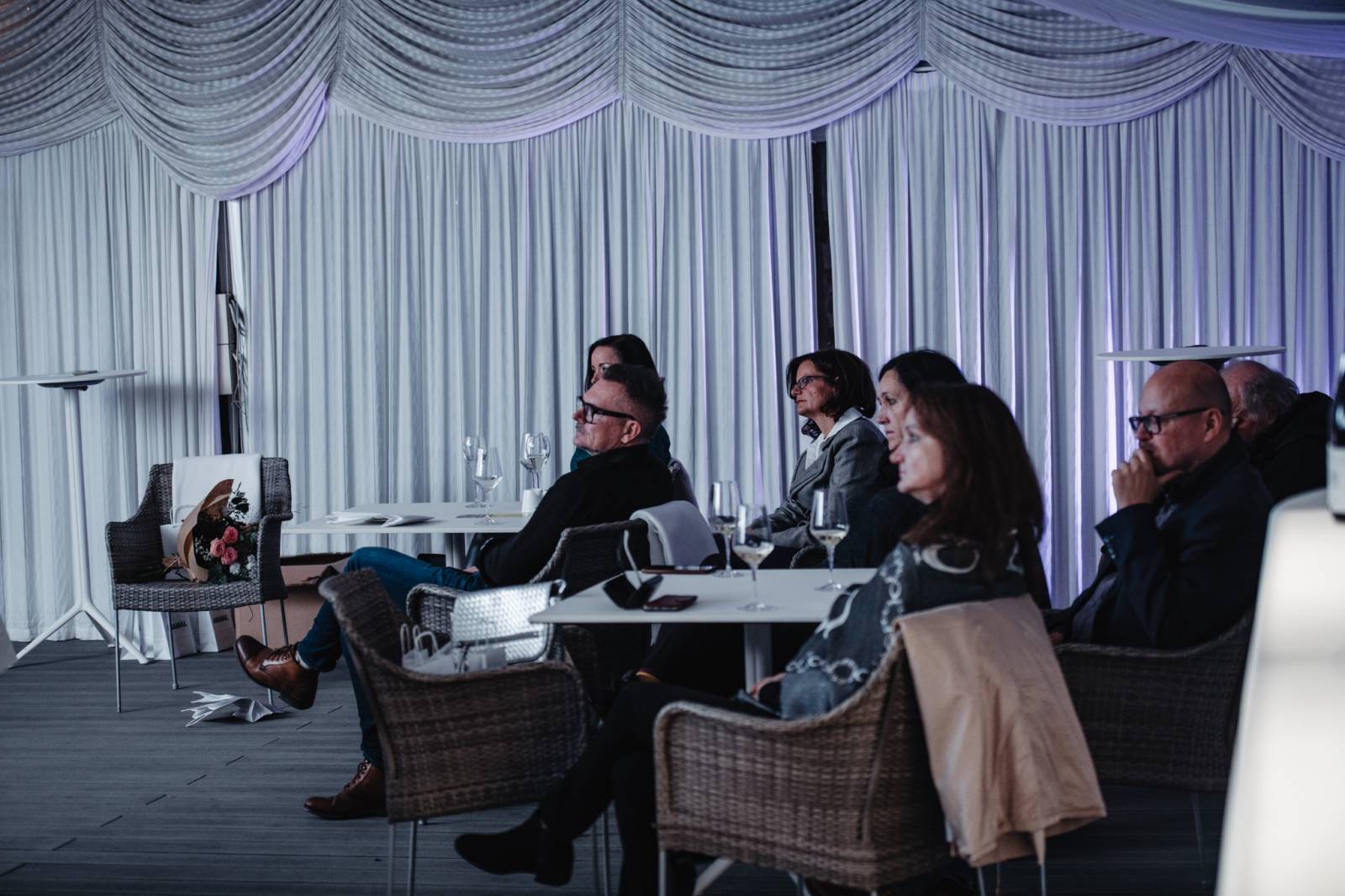 Talkshow U Aleše na střeše poprvé naživo. Publikum bavili Michael Kocáb s dcerou Natálií, Marie Rottrová, Debbi i Ondřej Ruml