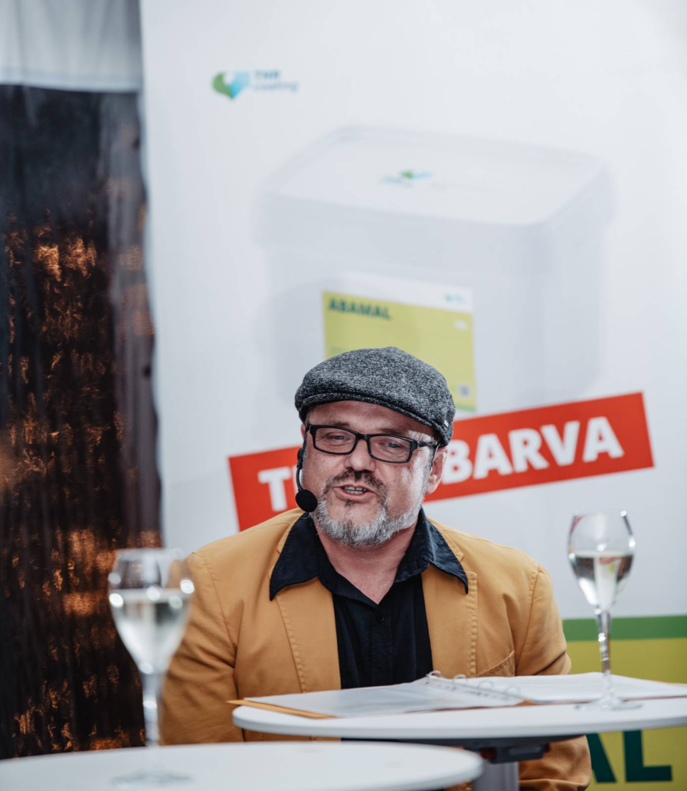 Talkshow U Aleše na střeše poprvé naživo. Publikum bavili Michael Kocáb s dcerou Natálií, Marie Rottrová, Debbi i Ondřej Ruml