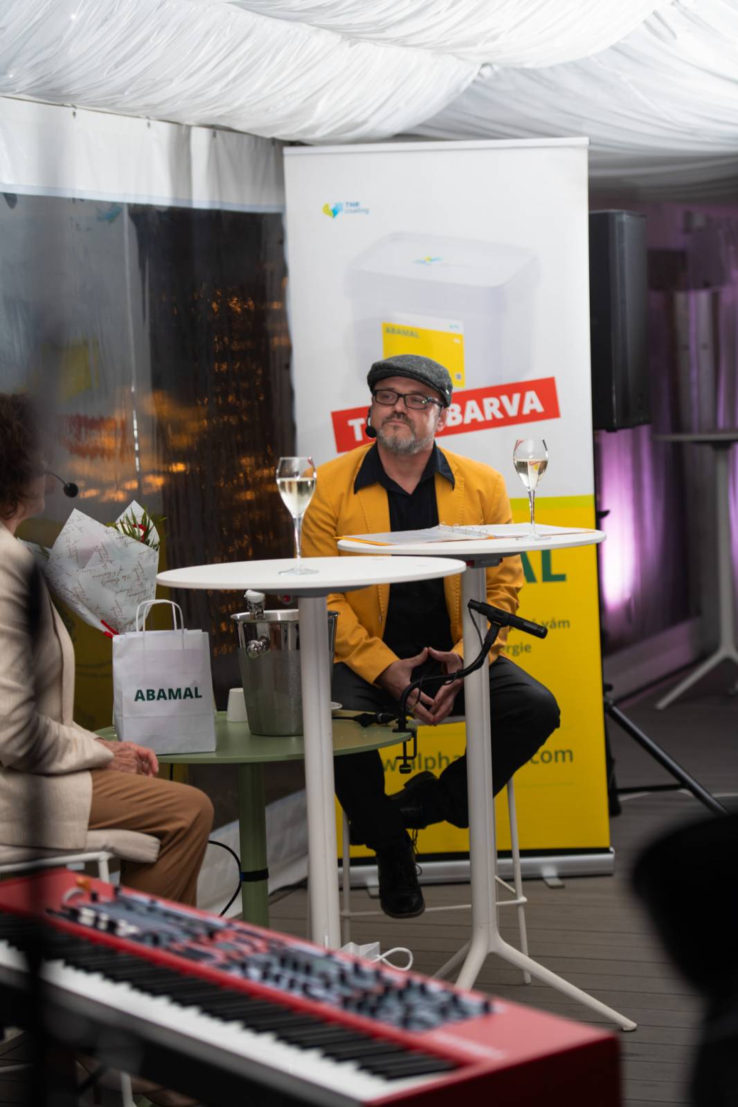 Talkshow U Aleše na střeše poprvé naživo. Publikum bavili Michael Kocáb s dcerou Natálií, Marie Rottrová, Debbi i Ondřej Ruml