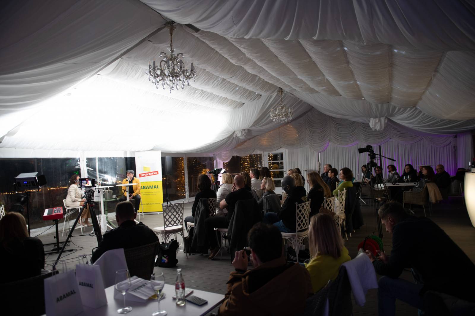 Talkshow U Aleše na střeše poprvé naživo. Publikum bavili Michael Kocáb s dcerou Natálií, Marie Rottrová, Debbi i Ondřej Ruml