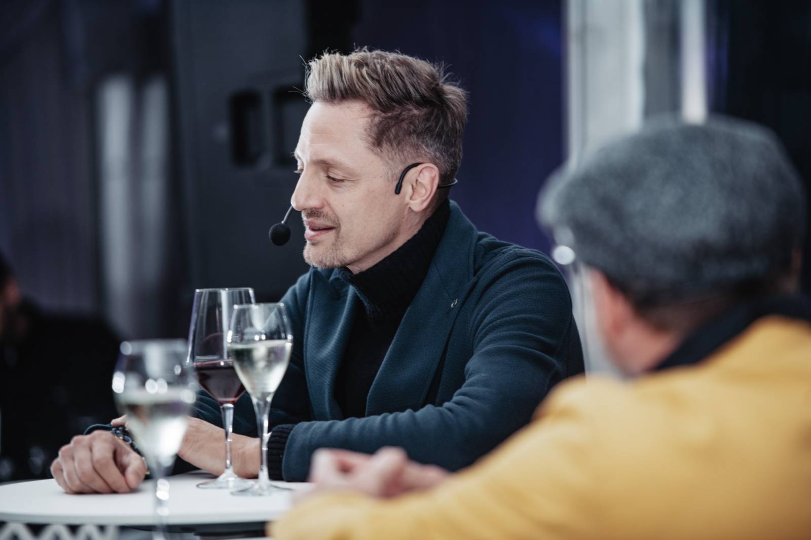 Talkshow U Aleše na střeše poprvé naživo. Publikum bavili Michael Kocáb s dcerou Natálií, Marie Rottrová, Debbi i Ondřej Ruml