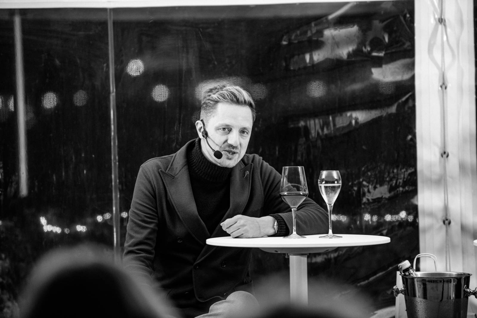 Talkshow U Aleše na střeše poprvé naživo. Publikum bavili Michael Kocáb s dcerou Natálií, Marie Rottrová, Debbi i Ondřej Ruml