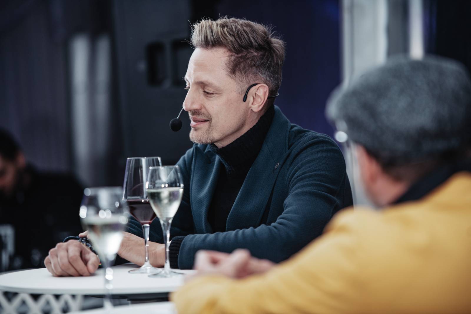 Talkshow U Aleše na střeše poprvé naživo. Publikum bavili Michael Kocáb s dcerou Natálií, Marie Rottrová, Debbi i Ondřej Ruml