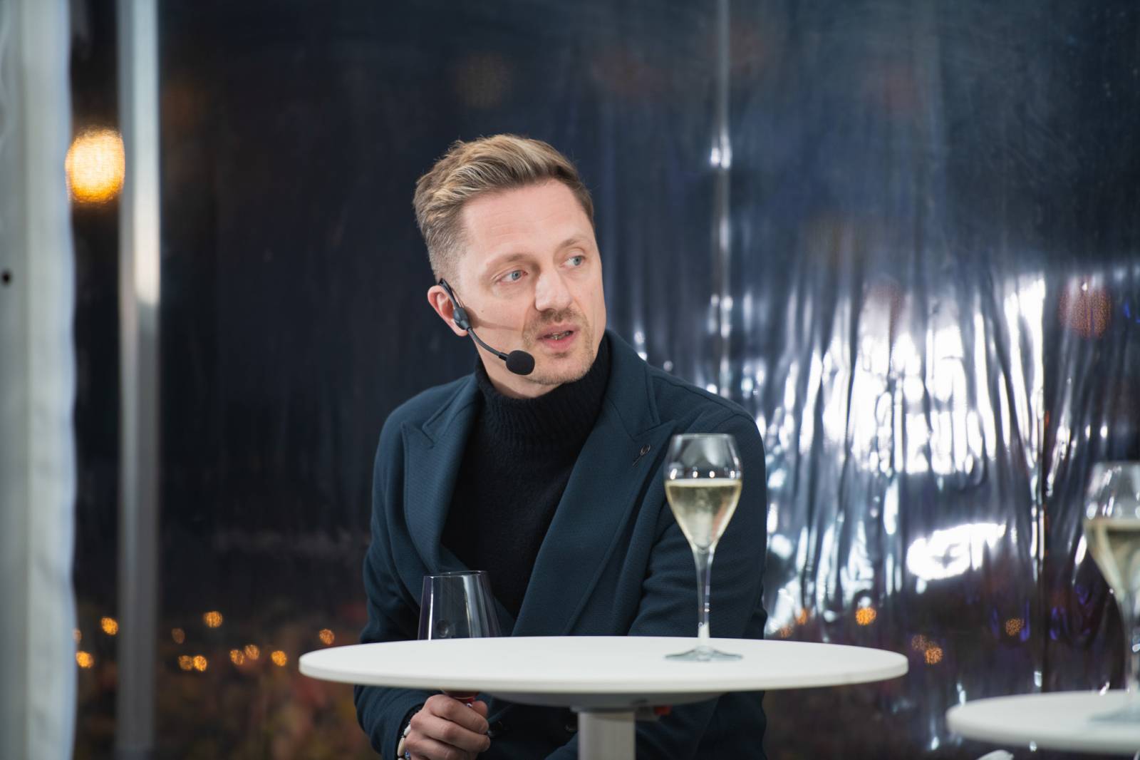 Talkshow U Aleše na střeše poprvé naživo. Publikum bavili Michael Kocáb s dcerou Natálií, Marie Rottrová, Debbi i Ondřej Ruml