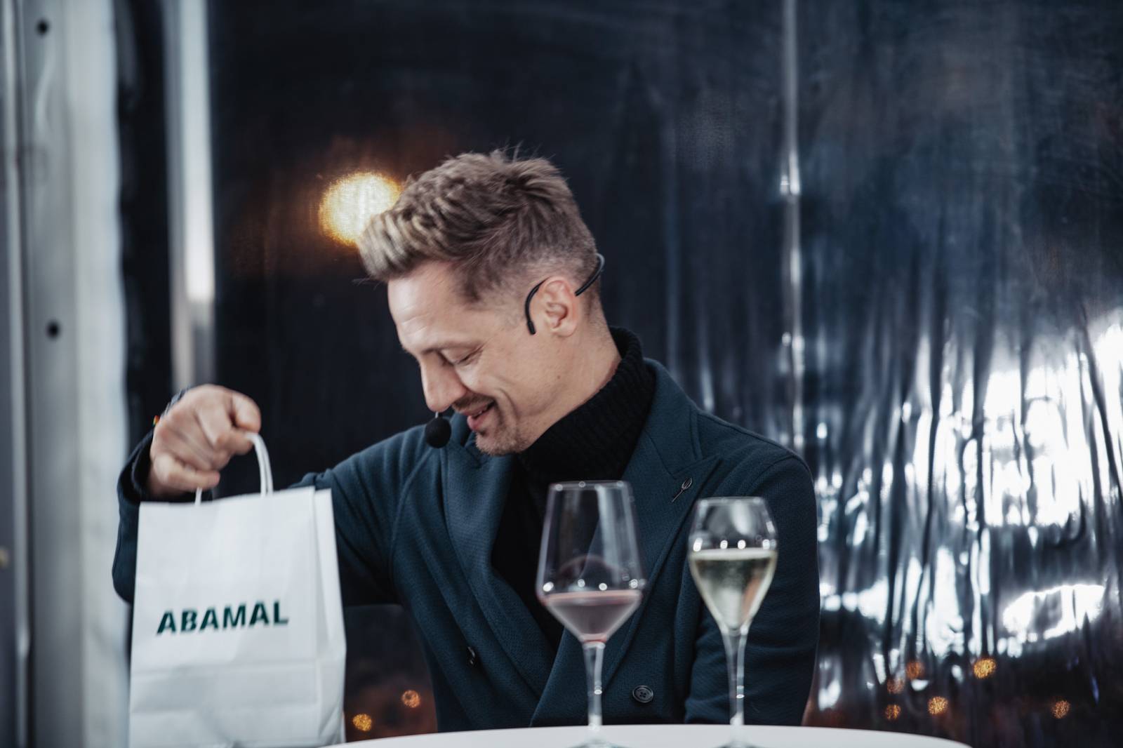 Talkshow U Aleše na střeše poprvé naživo. Publikum bavili Michael Kocáb s dcerou Natálií, Marie Rottrová, Debbi i Ondřej Ruml