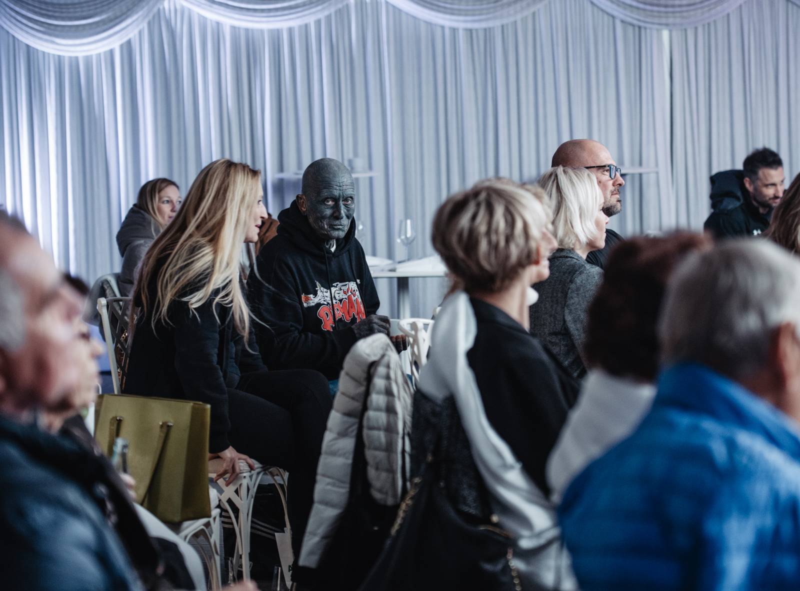 Talkshow U Aleše na střeše poprvé naživo. Publikum bavili Michael Kocáb s dcerou Natálií, Marie Rottrová, Debbi i Ondřej Ruml