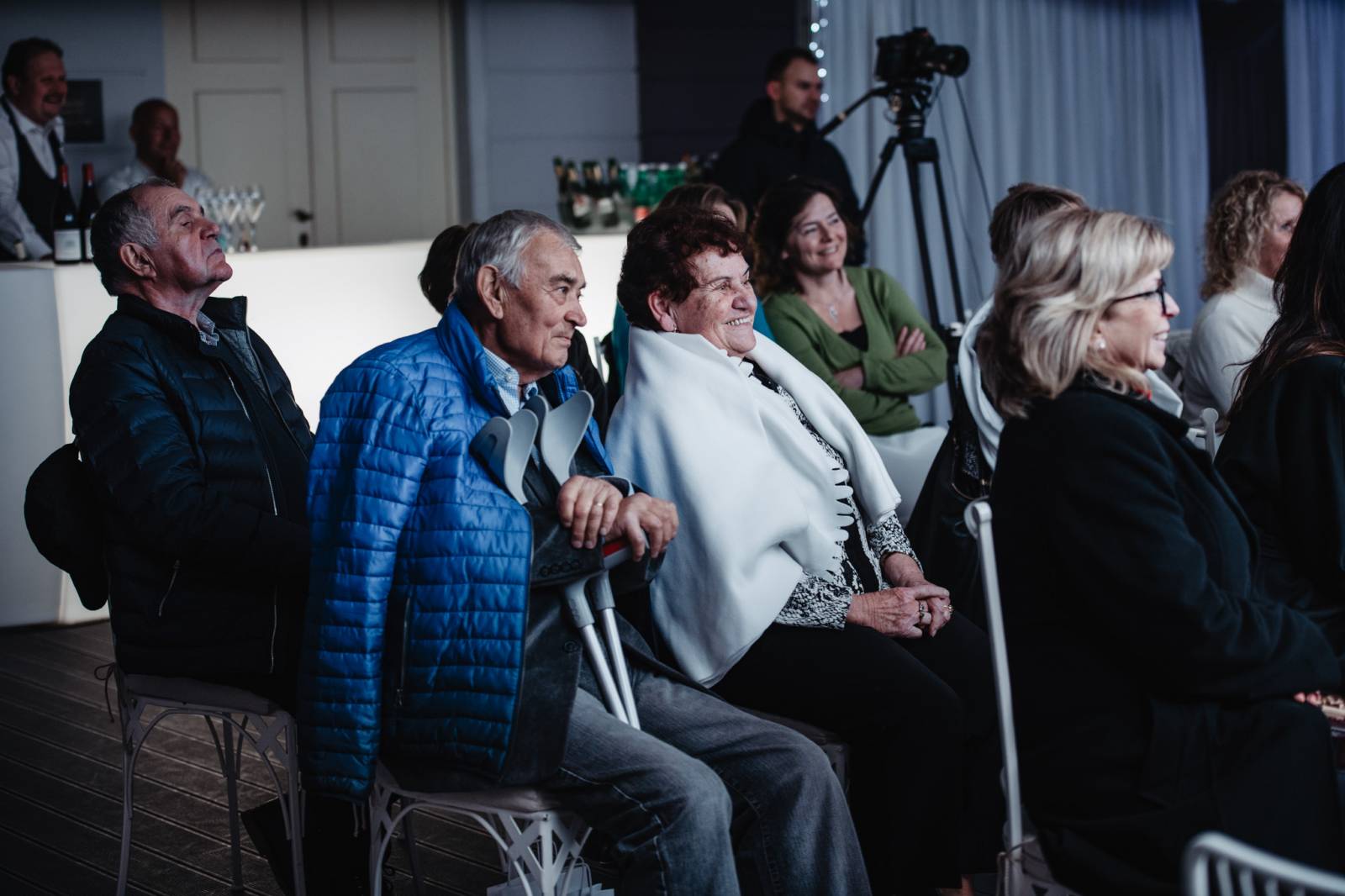 Talkshow U Aleše na střeše poprvé naživo. Publikum bavili Michael Kocáb s dcerou Natálií, Marie Rottrová, Debbi i Ondřej Ruml