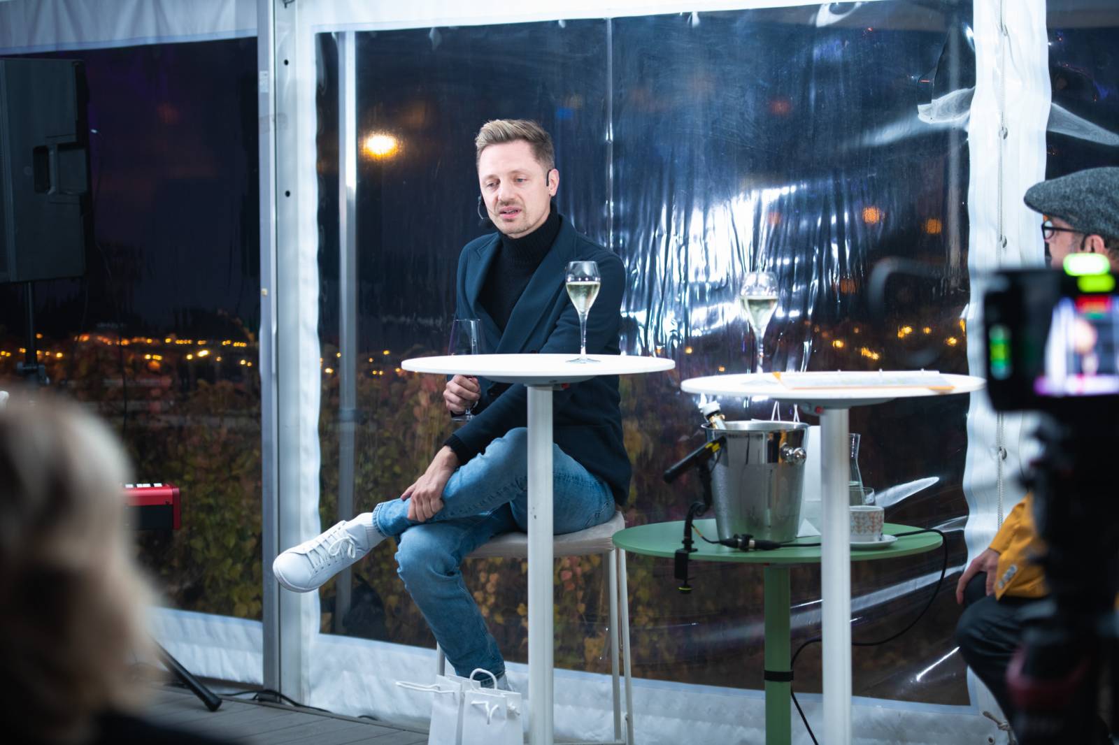 Talkshow U Aleše na střeše poprvé naživo. Publikum bavili Michael Kocáb s dcerou Natálií, Marie Rottrová, Debbi i Ondřej Ruml