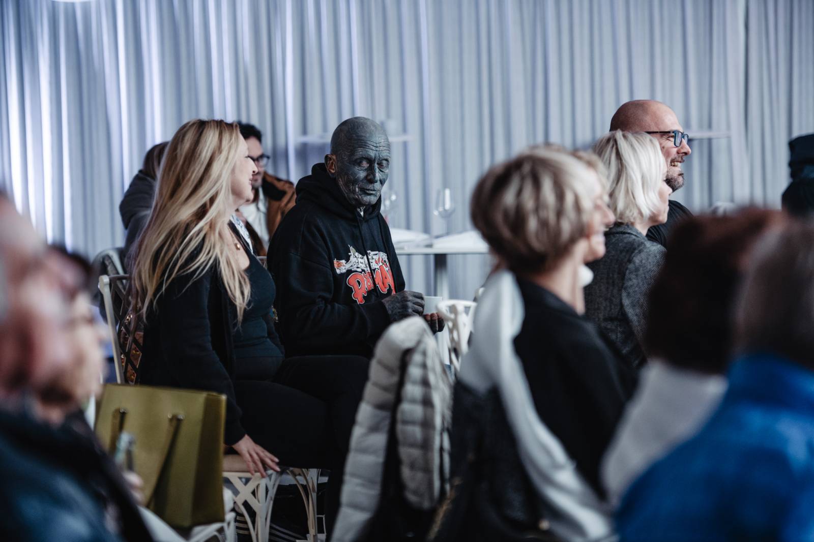 Talkshow U Aleše na střeše poprvé naživo. Publikum bavili Michael Kocáb s dcerou Natálií, Marie Rottrová, Debbi i Ondřej Ruml