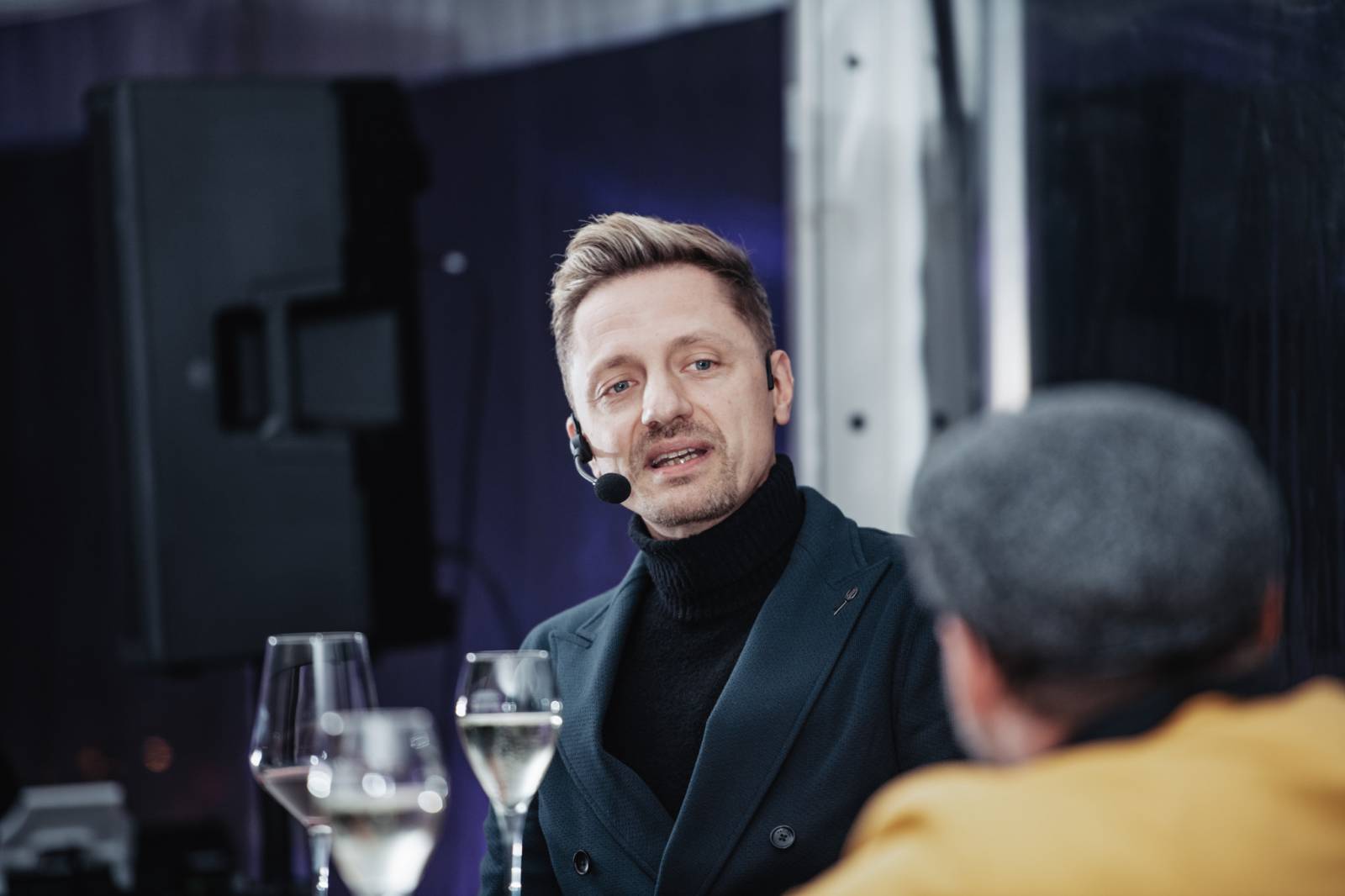 Talkshow U Aleše na střeše poprvé naživo. Publikum bavili Michael Kocáb s dcerou Natálií, Marie Rottrová, Debbi i Ondřej Ruml