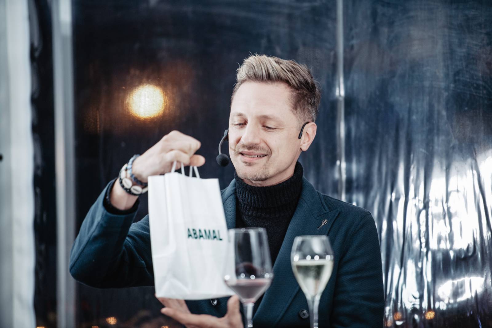 Talkshow U Aleše na střeše poprvé naživo. Publikum bavili Michael Kocáb s dcerou Natálií, Marie Rottrová, Debbi i Ondřej Ruml