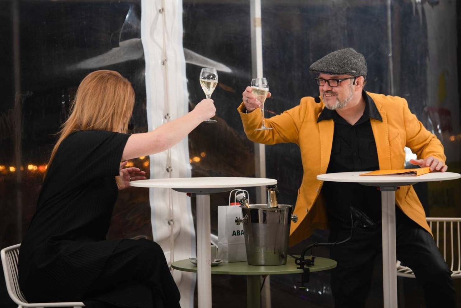 Talkshow U Aleše na střeše poprvé naživo. Publikum bavili Michael Kocáb s dcerou Natálií, Marie Rottrová, Debbi i Ondřej Ruml