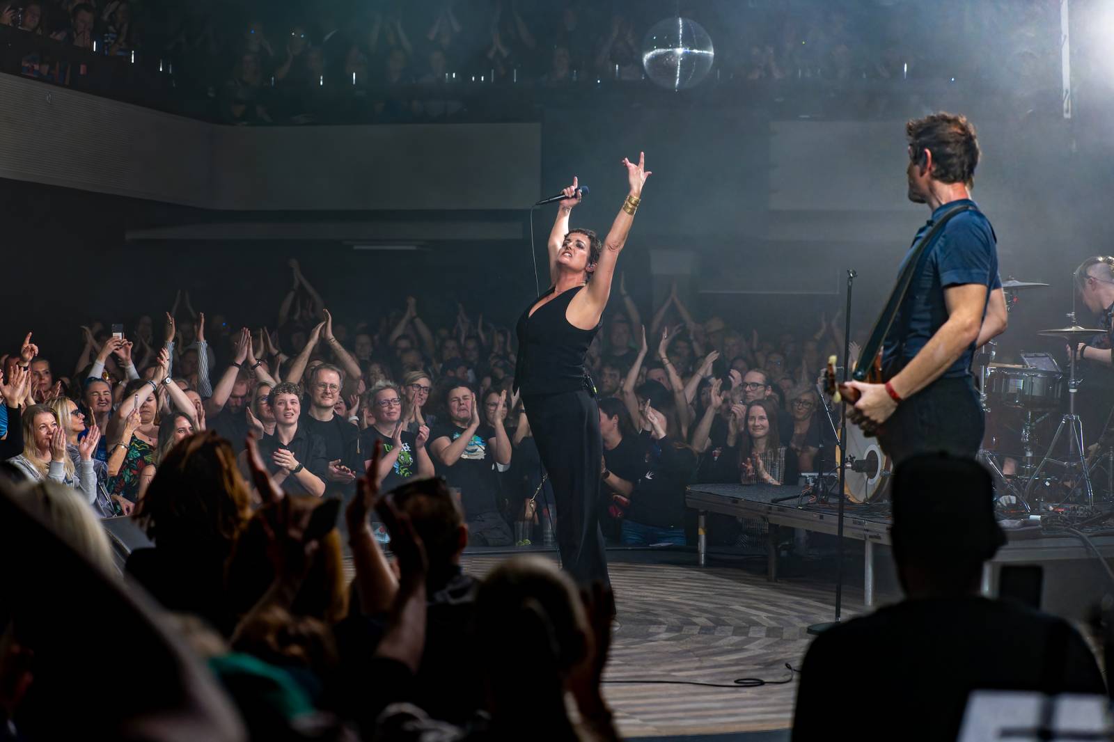 Kosheen v čele se Sian Evans odstartovali v Praze oslavy 25 let na scéně