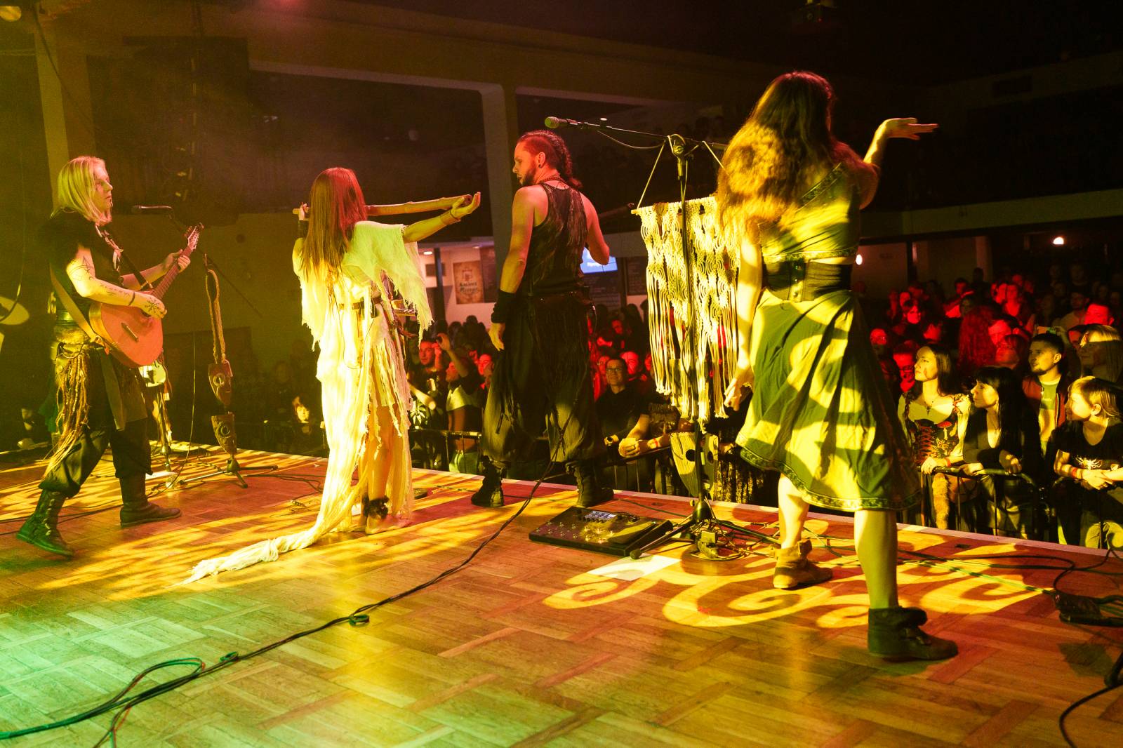 Deloraine na svém turné navštívili i Plzeň, doprovodila je polská Žniwa