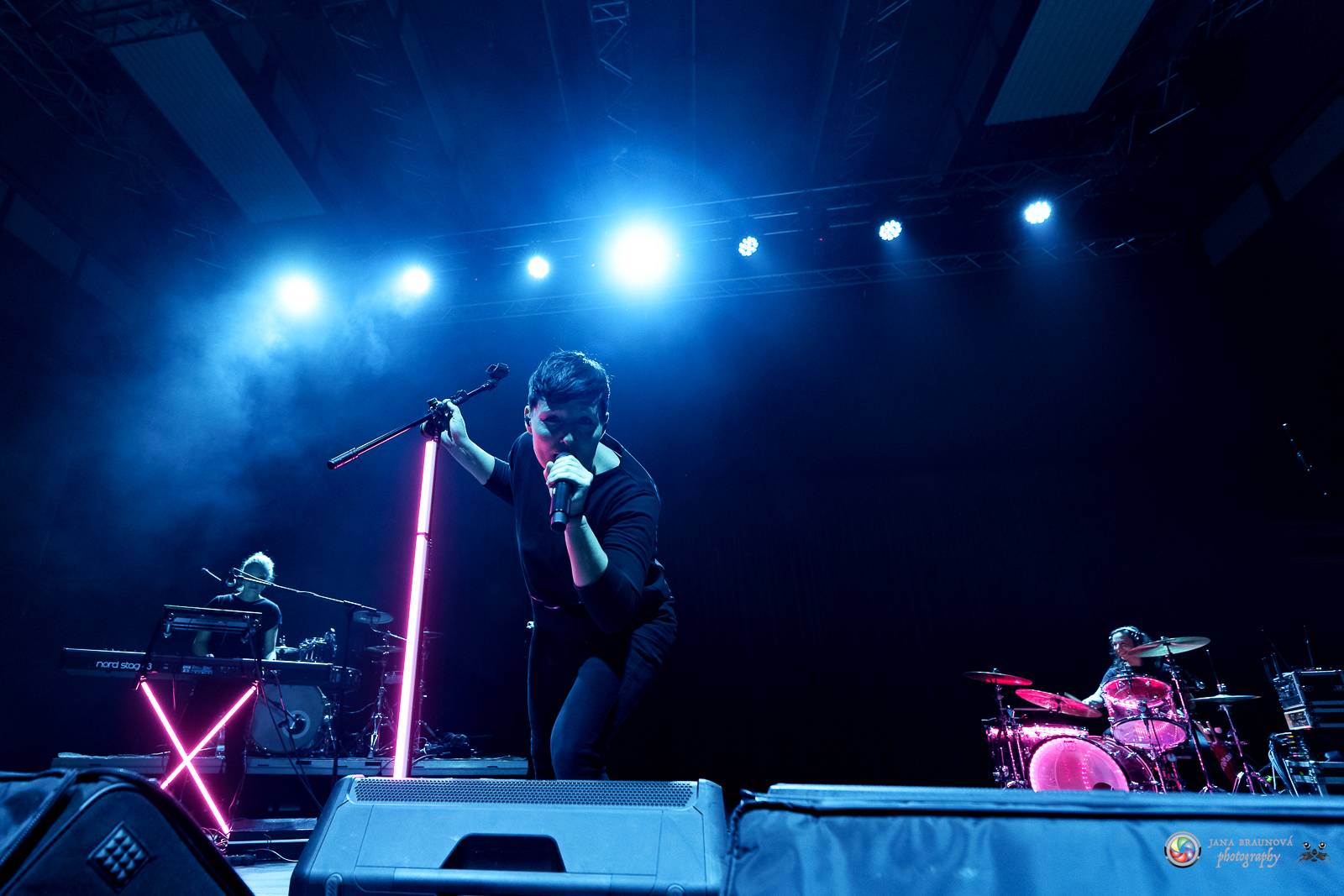 Britští Kosheen přivezli do Plzně energií nabitou show