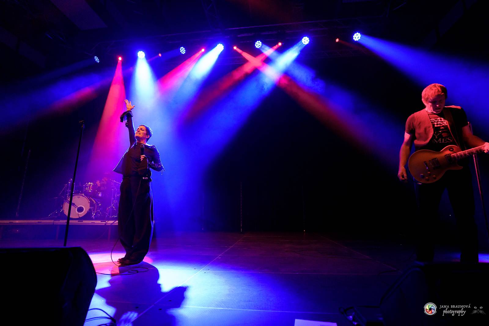 Britští Kosheen přivezli do Plzně energií nabitou show