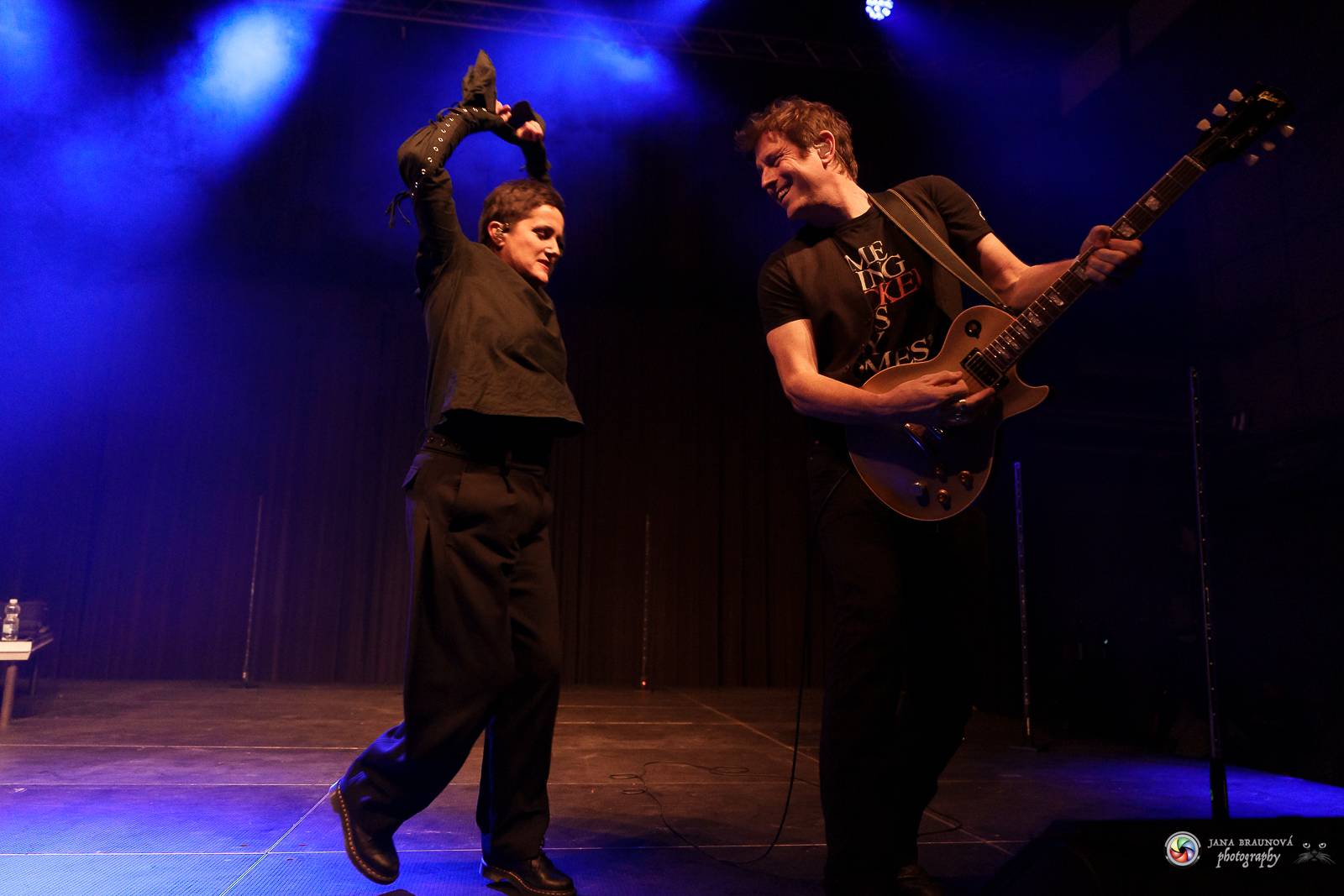 Britští Kosheen přivezli do Plzně energií nabitou show