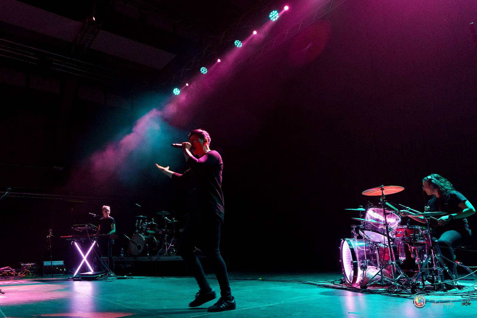 Britští Kosheen přivezli do Plzně energií nabitou show