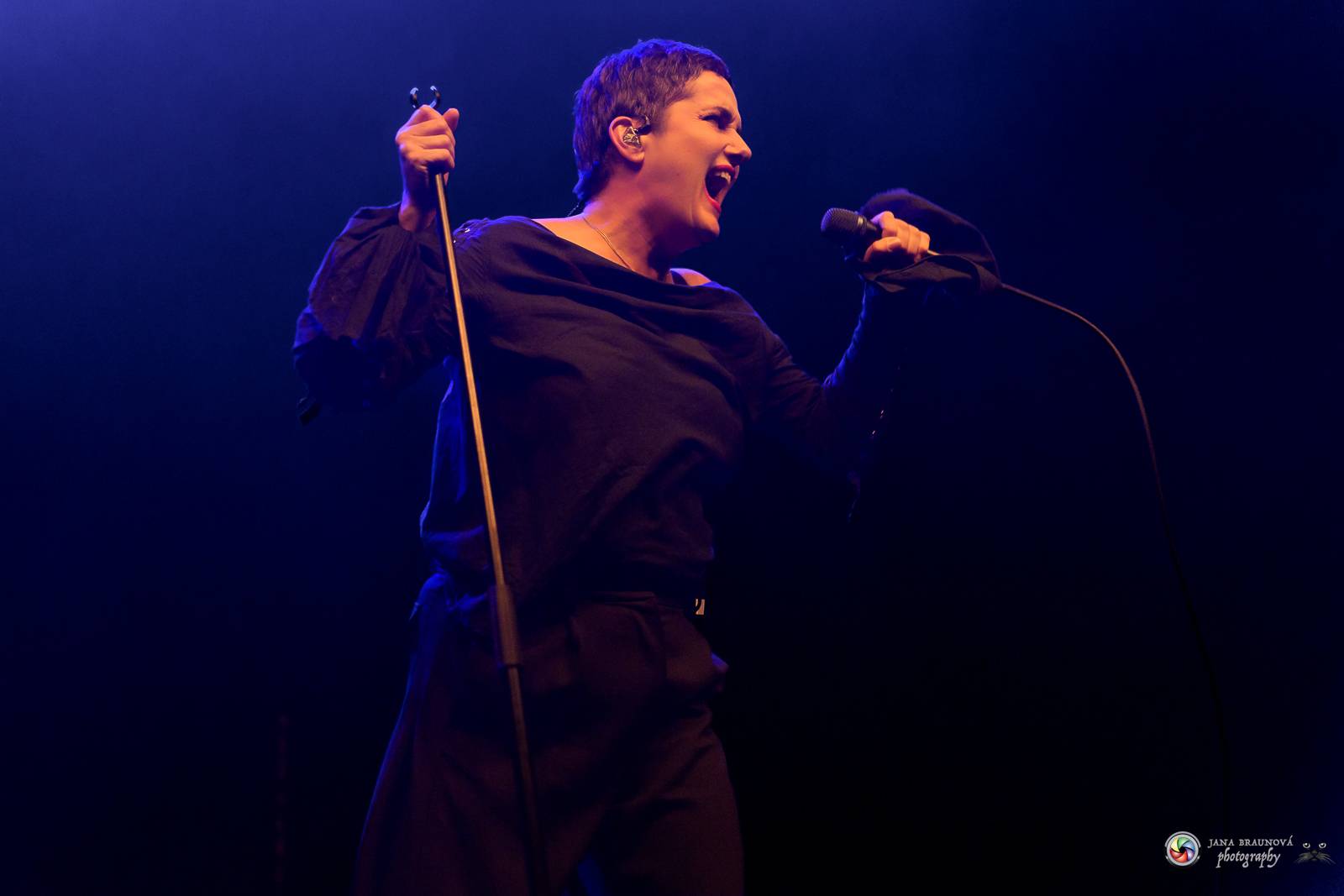 Britští Kosheen přivezli do Plzně energií nabitou show