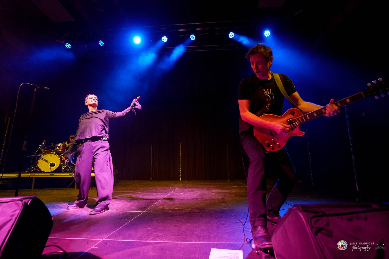 Britští Kosheen přivezli do Plzně energií nabitou show