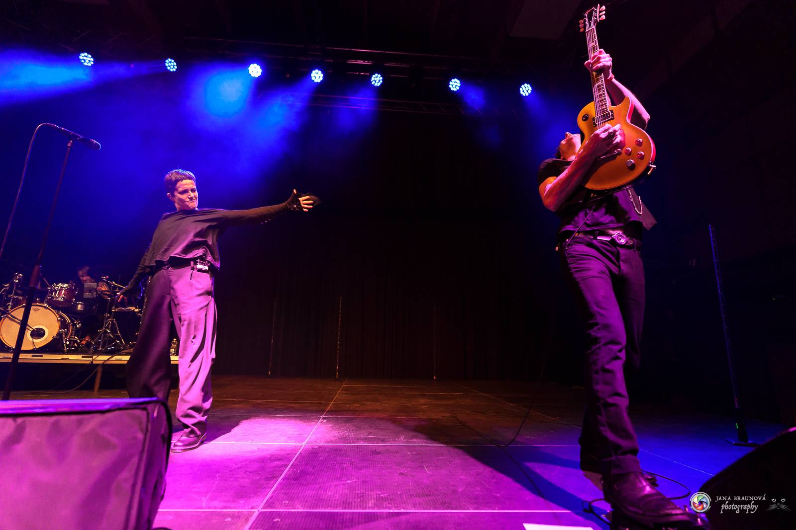 Britští Kosheen přivezli do Plzně energií nabitou show