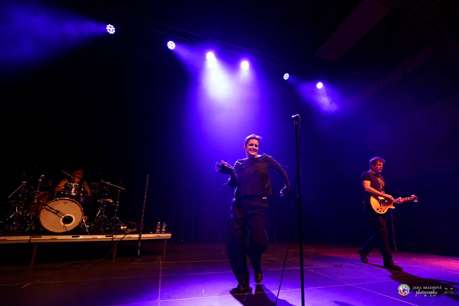 Britští Kosheen přivezli do Plzně energií nabitou show