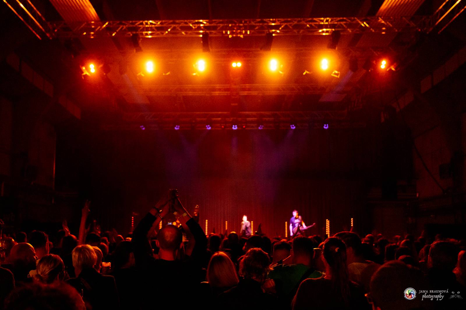 Britští Kosheen přivezli do Plzně energií nabitou show