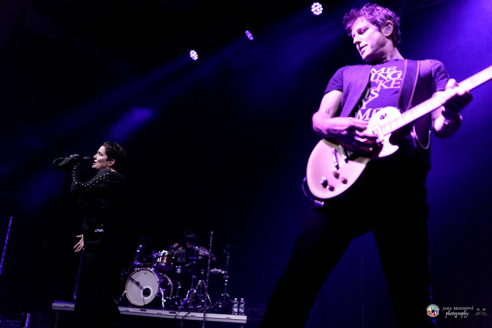 Britští Kosheen přivezli do Plzně energií nabitou show