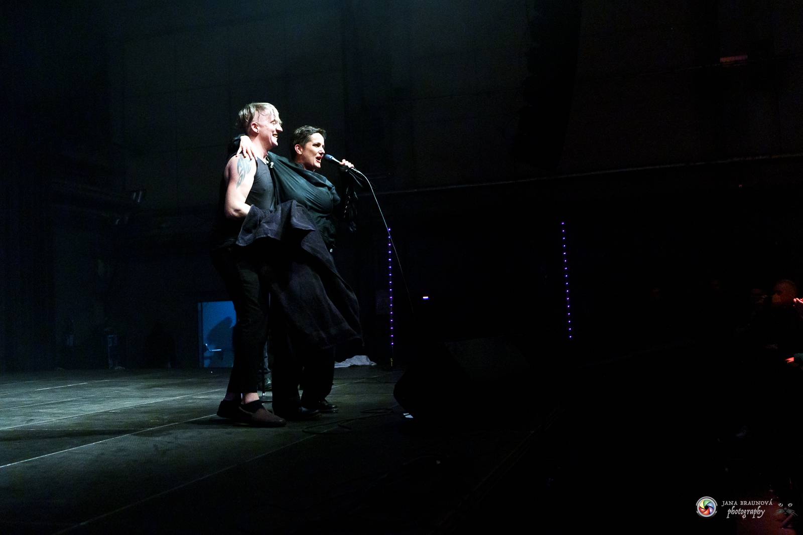 Britští Kosheen přivezli do Plzně energií nabitou show