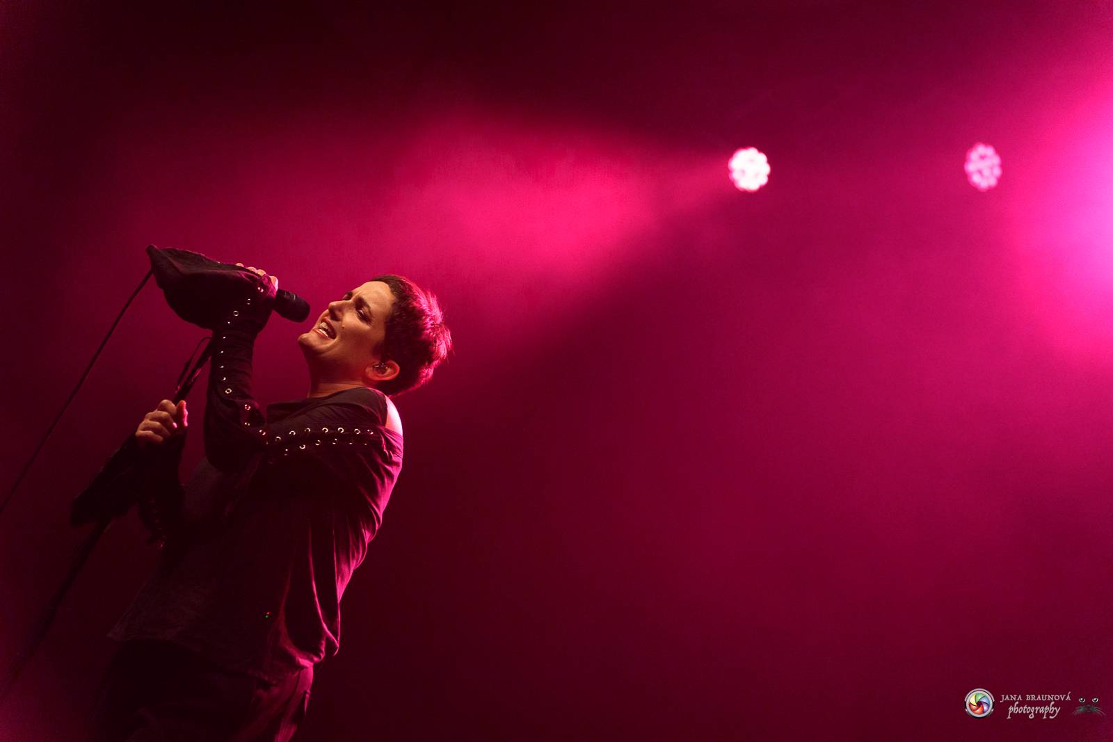 Britští Kosheen přivezli do Plzně energií nabitou show