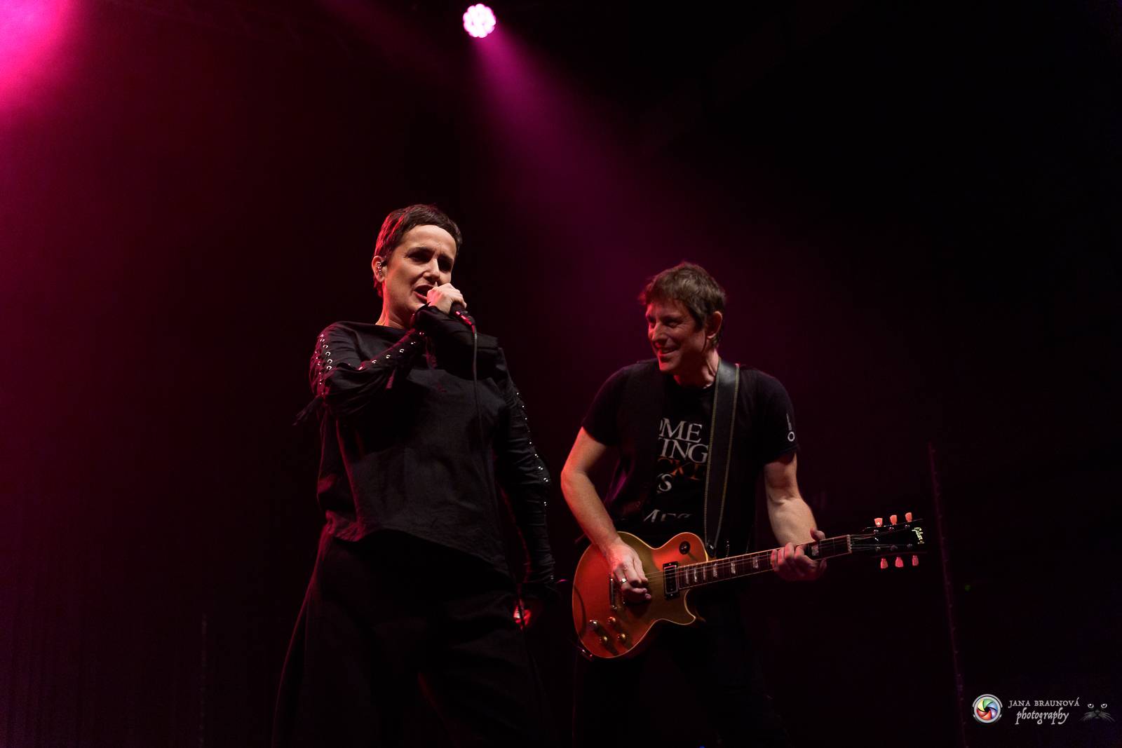 Britští Kosheen přivezli do Plzně energií nabitou show