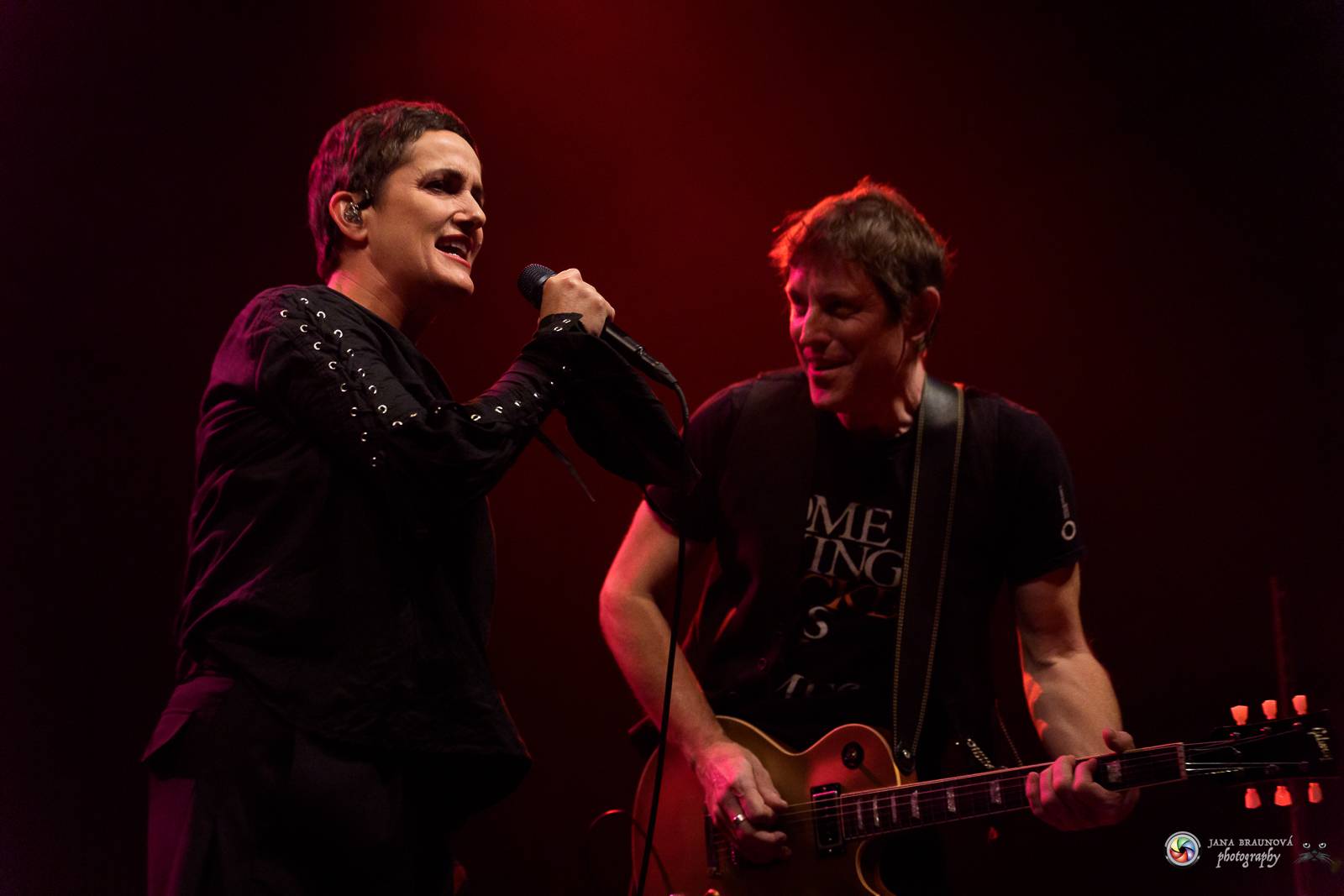 Britští Kosheen přivezli do Plzně energií nabitou show